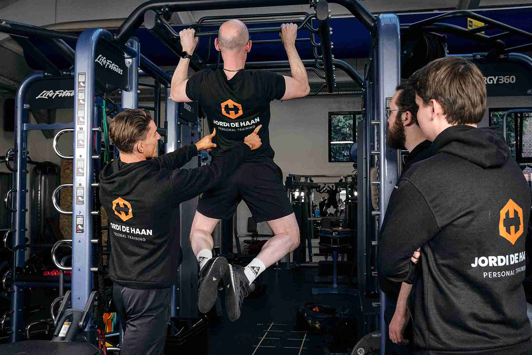 Jordi de Haan met sporters bij JDH PT
